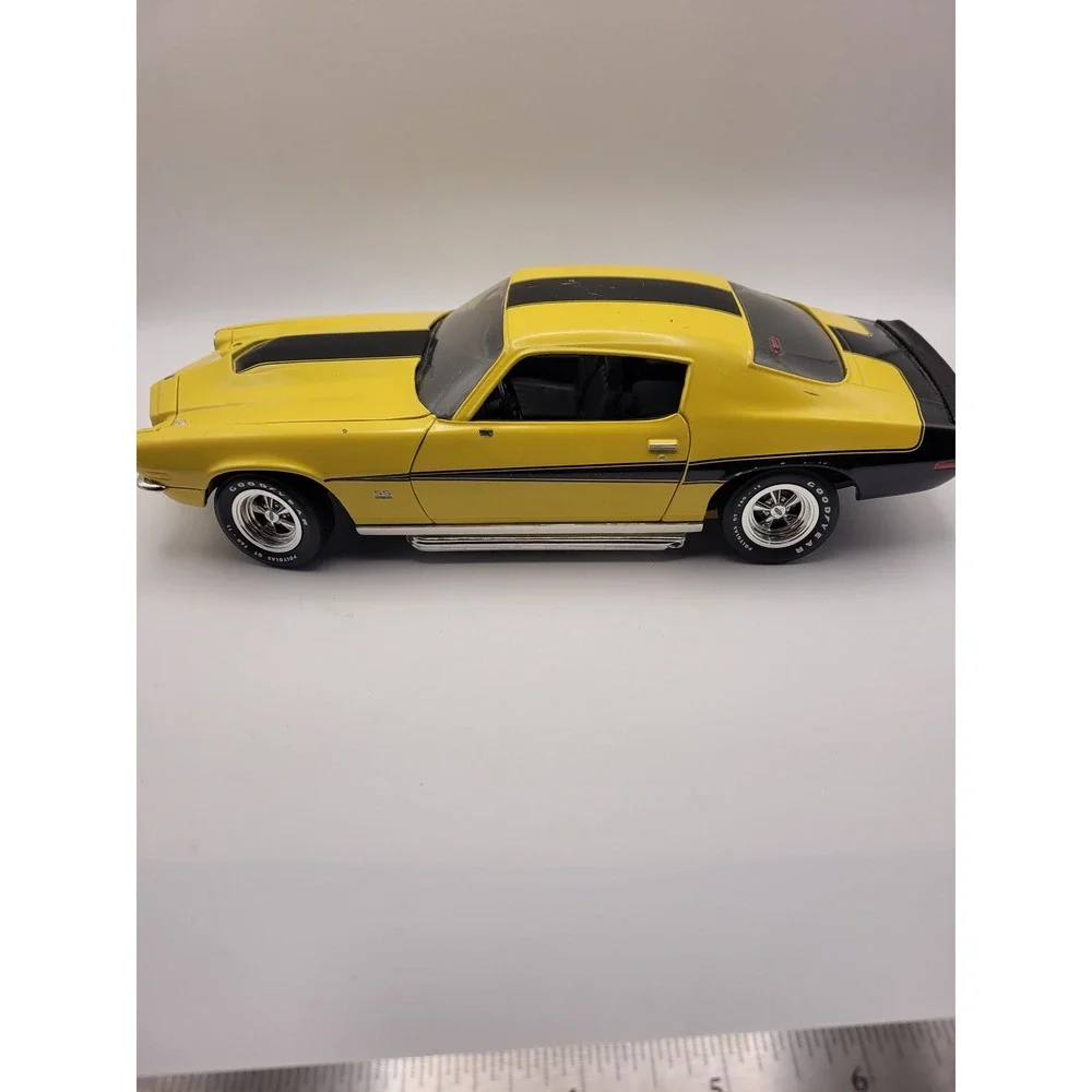 Chevrolet Camaro SS Diecast Car 1:18 Yellow Black 1970 Muscle Car Toy